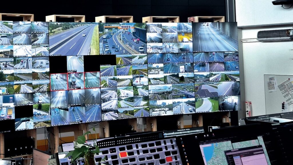 Modernizing a control room during live operation with a provisional video wall